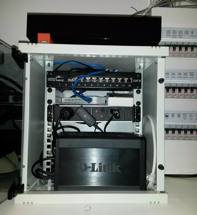 DIGITUS 10-inch set - armoire réseau 9U - étagère - multiprise