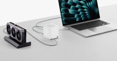 Station d'accueil Beelink EX Mate Pro blanche connectée à un ordinateur portable et à une carte graphique externe, illustrant la bande passante USB4 v2 de 80 Gbps.