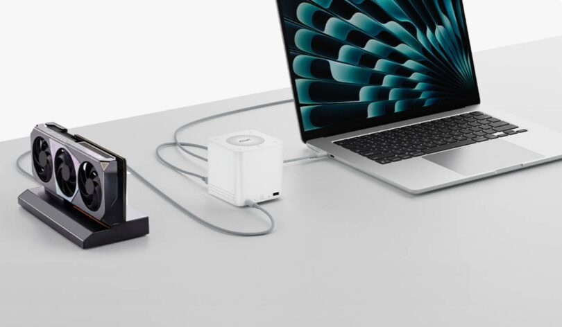 Station d'accueil Beelink EX Mate Pro blanche connectée à un ordinateur portable et à une carte graphique externe, illustrant la bande passante USB4 v2 de 80 Gbps.