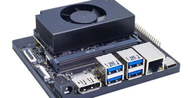 Vue rapprochée de la carte de développement RISC-V Banana Pi BPI-SM10 équipée d'un dissipateur thermique imposant avec ventilateur actif, ports USB 3.0, Ethernet et HDMI.