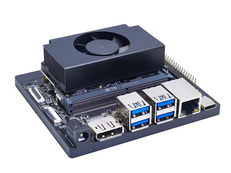 Vue rapprochée de la carte de développement RISC-V Banana Pi BPI-SM10 équipée d'un dissipateur thermique imposant avec ventilateur actif, ports USB 3.0, Ethernet et HDMI.