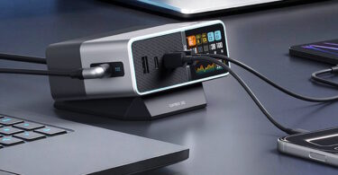 Station de recharge desktop Cuktech 30 Ultra avec écran LED affichant la distribution de puissance en temps réel, connectée à un ordinateur portable et un smartphone.