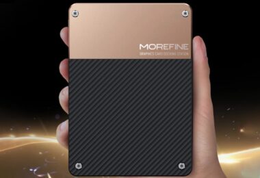 Vue de dessus du boîtier eGPU Morefine G2 tenu dans une main, illustrant sa taille ultra-compacte. Le châssis présente une finition bicolore or brossé et noir strié avec le logo Morefine Graphics Card Docking Station.