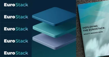 Visuel de la marque EuroStack présentant différentes variantes du logo à gauche et une pile 3D de trois blocs de stockage colorés (bleu, turquoise, gris) au centre. À droite, la couverture d'un livre blanc intitulée "Deploying the EuroStack: What's needed now".