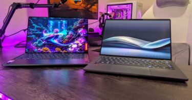 Deux ordinateurs portables haut de gamme (Lenovo Yoga et un modèle ultra-fin) allumés sur un bureau de gamer, illustrant les équipements dont le prix pourrait augmenter de 60% d'ici 2026.