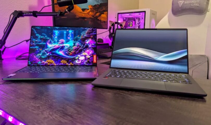 Deux ordinateurs portables haut de gamme (Lenovo Yoga et un modèle ultra-fin) allumés sur un bureau de gamer, illustrant les équipements dont le prix pourrait augmenter de 60% d'ici 2026.