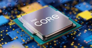 Gros plan d'un processeur Intel Core nouvelle génération sur un circuit imprimé complexe avec effets de profondeur, illustrant l'architecture Nova Lake et son cache massif.