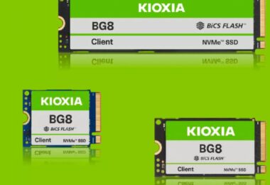Présentation de la gamme de SSD Kioxia BG8 PCIe Gen5 en différents formats M.2 (2230 et 2280), affichant les étiquettes vertes distinctives et la technologie BiCS FLASH.