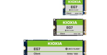 Description : Comparaison visuelle des trois formats de SSD NVMe KIOXIA série EG7 : les modèles compacts M.2 2230 et 2242, et le modèle standard M.2 2280, illustrant la polyvalence de la gamme.
