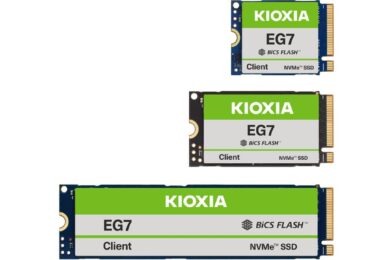 Description : Comparaison visuelle des trois formats de SSD NVMe KIOXIA série EG7 : les modèles compacts M.2 2230 et 2242, et le modèle standard M.2 2280, illustrant la polyvalence de la gamme.