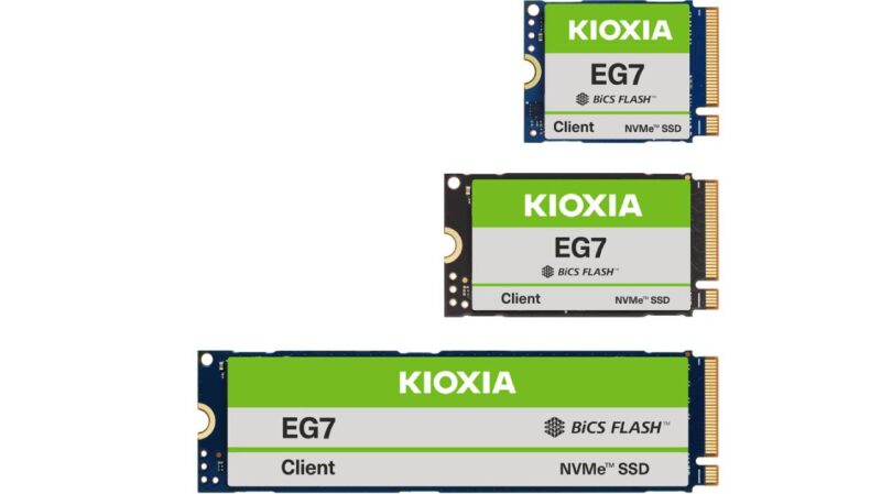 Description : Comparaison visuelle des trois formats de SSD NVMe KIOXIA série EG7 : les modèles compacts M.2 2230 et 2242, et le modèle standard M.2 2280, illustrant la polyvalence de la gamme.