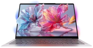 Face avant de l'ultrabook Lenovo Yoga Slim 7 Ultra 14 Aura affichant des fleurs stylisées sur son écran OLED 2,8K tactile.