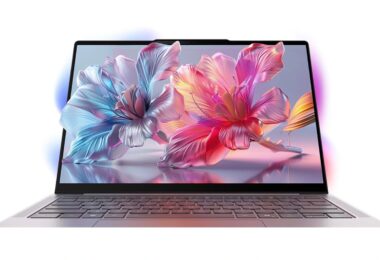 Face avant de l'ultrabook Lenovo Yoga Slim 7 Ultra 14 Aura affichant des fleurs stylisées sur son écran OLED 2,8K tactile.
