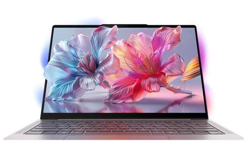 Face avant de l'ultrabook Lenovo Yoga Slim 7 Ultra 14 Aura affichant des fleurs stylisées sur son écran OLED 2,8K tactile.