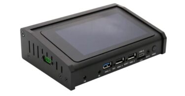Vue de trois-quarts du mini PC industriel Mekotronics R57-5S en boîtier métallique noir, mettant en avant son écran tactile intégré de 5 pouces incliné et sa connectique frontale : ports USB 3.0, USB 2.0, USB-C, slot SIM et prise audio.