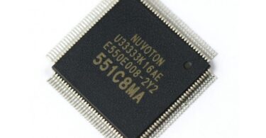 Vue de dessus en plongée d'un microcontrôleur Nuvoton M3331 en boîtier LQFP, soudé sur un circuit imprimé blanc. Le marquage laser sur la puce est clairement visible, affichant les références de série "M3333K16AE" et "551C8MA".