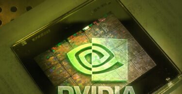 Vue rapprochée d'un die de processeur NVIDIA haute performance sous un éclairage vert, illustrant la nouvelle architecture ARM N1X prévue pour 2026.