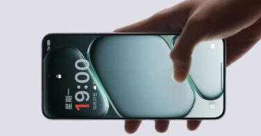 Prise en main d'un smartphone OnePlus affichant l'écran de verrouillage avec l'heure 19:00 et la date du 27 octobre en chinois, illustrant la série Ace axée sur la performance pour le marché chinois.