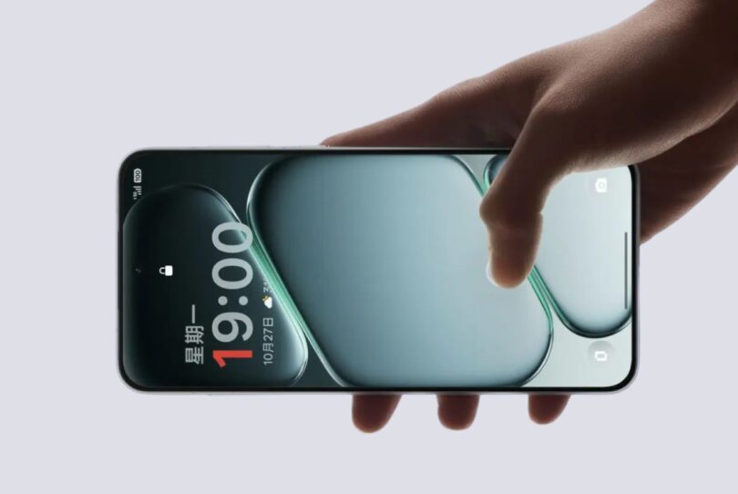 Prise en main d'un smartphone OnePlus affichant l'écran de verrouillage avec l'heure 19:00 et la date du 27 octobre en chinois, illustrant la série Ace axée sur la performance pour le marché chinois.