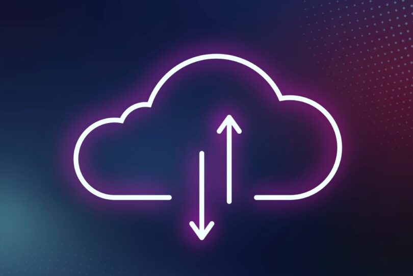 Icône de nuage en néon violet et blanc avec deux flèches verticales opposées sur fond sombre, symbolisant l'intégration de NetApp ONTAP et la gestion des données hybrides avec Nutanix.