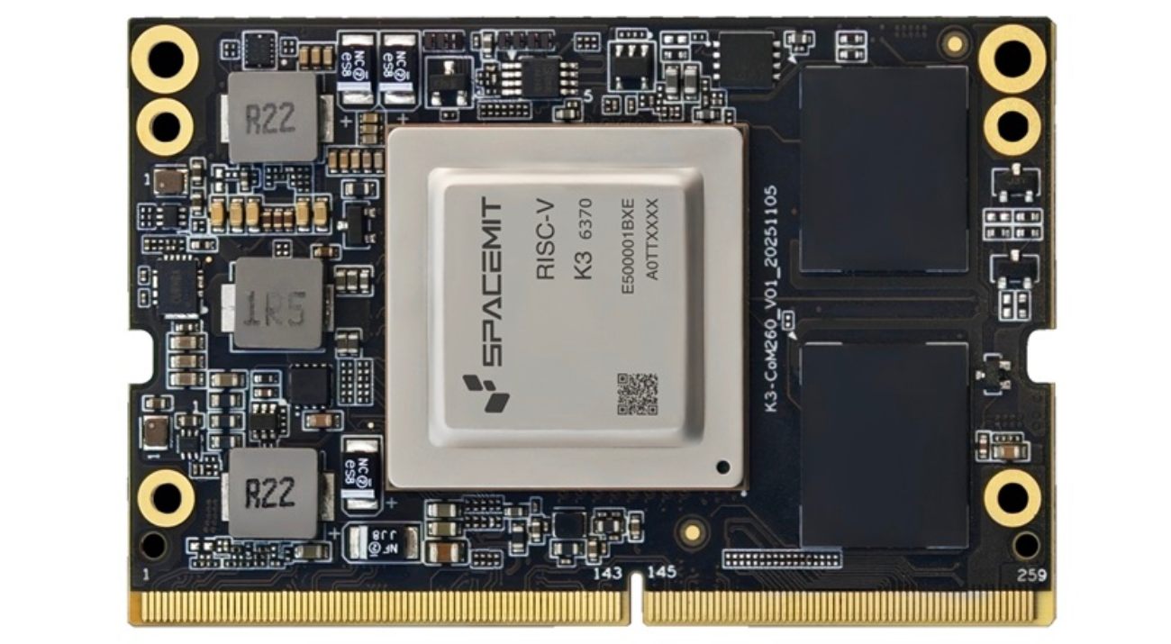 Vue de dessus d'un module de calcul SpacemiT K3 basé sur l'architecture RISC-V, montrant le processeur central, les puces de mémoire flash et les composants de régulation de tension sur un PCB noir.