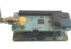 Vue latérale du Digital Radio V1 HAT de Raspiaudio monté sur un Raspberry Pi Zero, montrant l'antenne SMA, la puce Skyworks Si4689-A10 et le haut-parleur intégré.