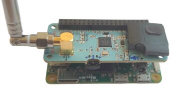 Vue latérale du Digital Radio V1 HAT de Raspiaudio monté sur un Raspberry Pi Zero, montrant l'antenne SMA, la puce Skyworks Si4689-A10 et le haut-parleur intégré.