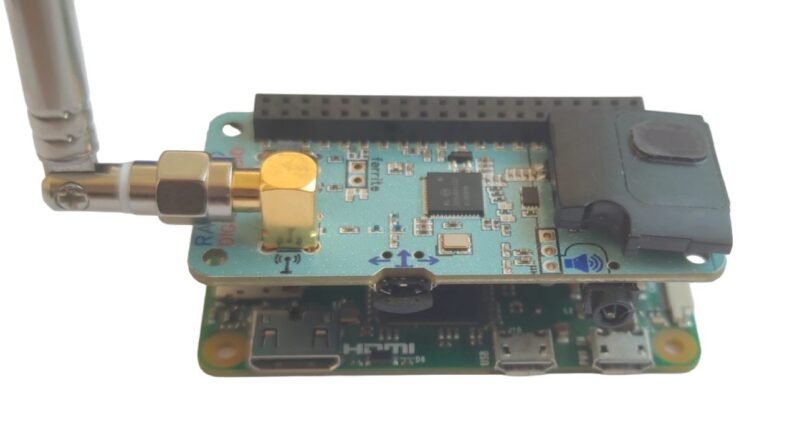 Vue latérale du Digital Radio V1 HAT de Raspiaudio monté sur un Raspberry Pi Zero, montrant l'antenne SMA, la puce Skyworks Si4689-A10 et le haut-parleur intégré.