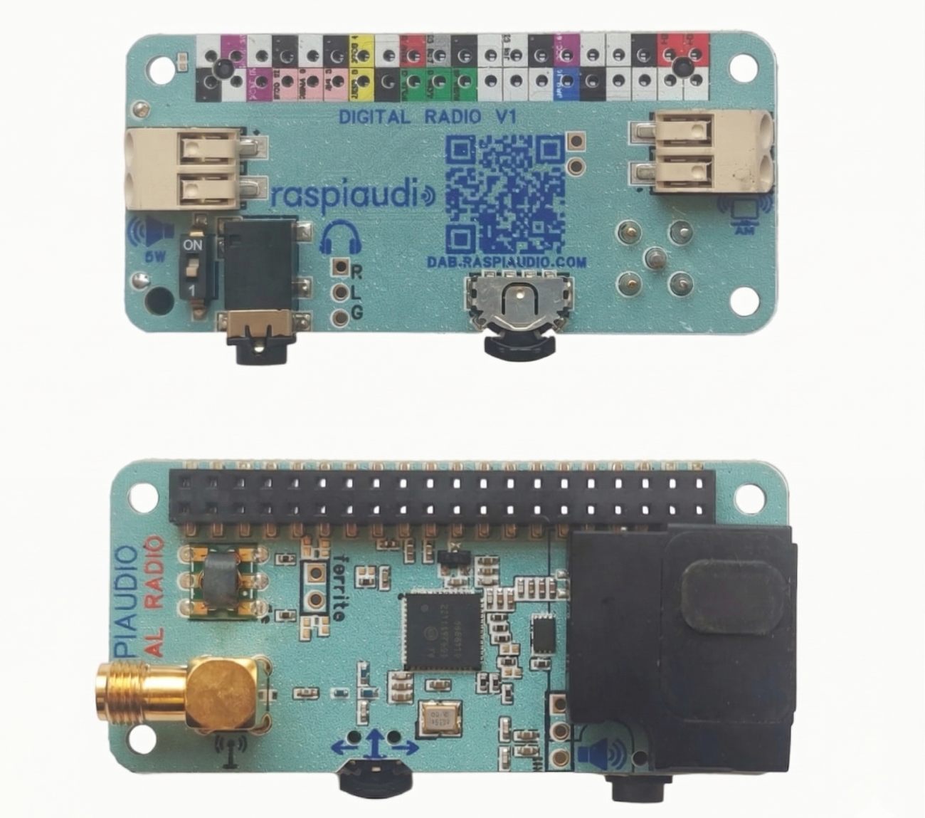 Vue de dessus et de dessous du circuit imprimé Raspiaudio Digital Radio V1 HAT pour Raspberry Pi, montrant la puce Skyworks Si4689-A10, le connecteur GPIO 40 broches, la prise jack audio et le connecteur d'antenne SMA.