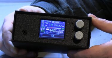 Récepteur radio numérique DAB+ DIY basé sur un ESP32 et une puce Skyworks SI4684, affichant les données techniques (fréquence 220.352 MHz, signal 34.5 dBuV) sur un écran LCD couleur avec deux encodeurs rotatifs.