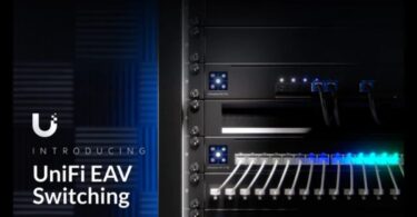 ack de serveurs présentant les nouveaux commutateurs Ubiquiti UniFi EAV (Enterprise Audio Video) avec des ports RJ45 et SFP actifs, conçus pour le transport de flux multimédias haute performance.