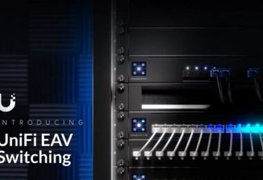 ack de serveurs présentant les nouveaux commutateurs Ubiquiti UniFi EAV (Enterprise Audio Video) avec des ports RJ45 et SFP actifs, conçus pour le transport de flux multimédias haute performance.