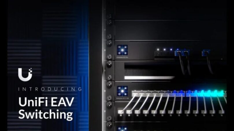 ack de serveurs présentant les nouveaux commutateurs Ubiquiti UniFi EAV (Enterprise Audio Video) avec des ports RJ45 et SFP actifs, conçus pour le transport de flux multimédias haute performance.