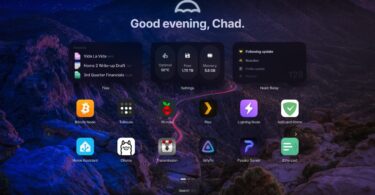 Capture d'écran de l'interface d'accueil d'UmbrelOS affichant le tableau de bord "Good evening, Chad". On y voit les widgets d'état (température, stockage, mémoire) et une grille d'applications installées incluant Bitcoin Node, Home Assistant, Plex, Pi-hole, et Ollama sur un fond de paysage nocturne.