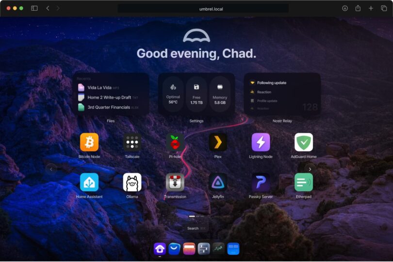 Capture d'écran de l'interface d'accueil d'UmbrelOS affichant le tableau de bord "Good evening, Chad". On y voit les widgets d'état (température, stockage, mémoire) et une grille d'applications installées incluant Bitcoin Node, Home Assistant, Plex, Pi-hole, et Ollama sur un fond de paysage nocturne.