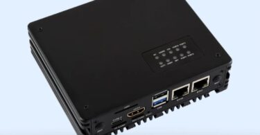 Vue d'angle d'un mini-PC industriel Waveshare CM5-ETH-RS485-4G-BASE noir, montrant les ports d'E/S : deux ports Ethernet (GbE et 2.5GbE), un port HDMI, des ports USB, un port USB Type-C, un slot TF Card et les indicateurs LED de statut, sur un fond bleu clair.