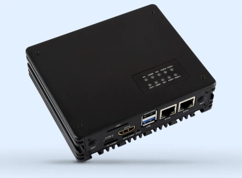 Vue d'angle d'un mini-PC industriel Waveshare CM5-ETH-RS485-4G-BASE noir, montrant les ports d'E/S : deux ports Ethernet (GbE et 2.5GbE), un port HDMI, des ports USB, un port USB Type-C, un slot TF Card et les indicateurs LED de statut, sur un fond bleu clair.