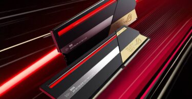Deux modules de mémoire RAM DDR5 ASUS ROG Certified haut de gamme de couleur noire et or avec éclairage LED rouge, affichant le logo "20th Anniversary" et des coordonnées géographiques.
