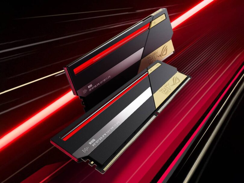 Deux modules de mémoire RAM DDR5 ASUS ROG Certified haut de gamme de couleur noire et or avec éclairage LED rouge, affichant le logo "20th Anniversary" et des coordonnées géographiques.