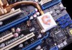Carte mère Asus ROG Crosshair originale de 2006 vue en gros plan avec son dissipateur cuivre massif, slots PCIe bleu et blanc, condensateurs et chipset estampillé Republic of Gamers, source du design relancé en 2026.