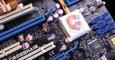 Carte mère Asus ROG Crosshair originale de 2006 vue en gros plan avec son dissipateur cuivre massif, slots PCIe bleu et blanc, condensateurs et chipset estampillé Republic of Gamers, source du design relancé en 2026.