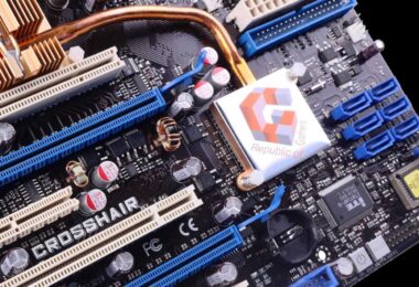 Carte mère Asus ROG Crosshair originale de 2006 vue en gros plan avec son dissipateur cuivre massif, slots PCIe bleu et blanc, condensateurs et chipset estampillé Republic of Gamers, source du design relancé en 2026.