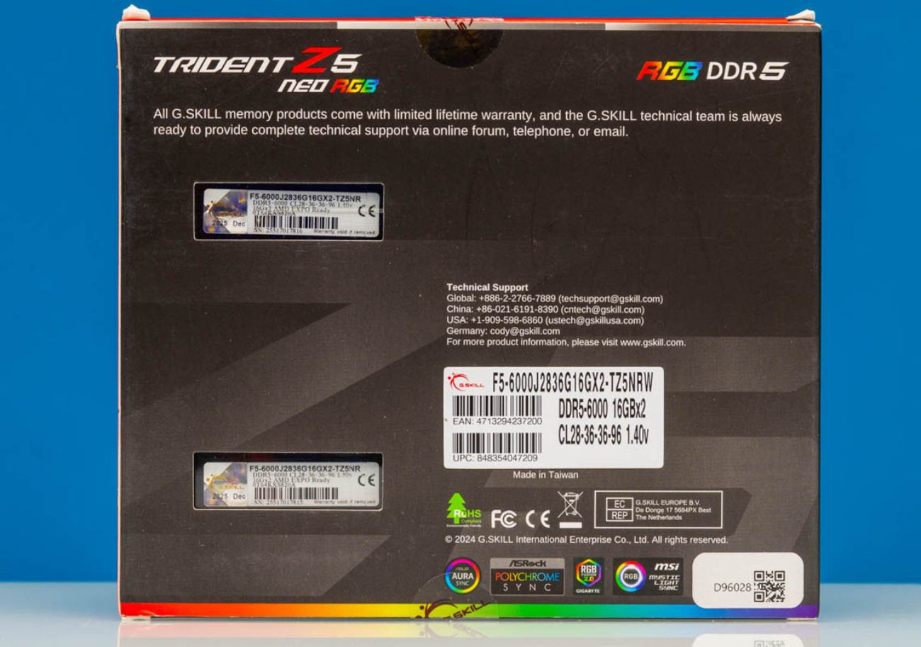 Arrière de la boîte du kit mémoire G.Skill Trident Z5 RGB Neo DDR5-6000 affichant les spécifications techniques CL28-36-36-96, la tension de 1.40V et les logos de compatibilité RGB (Asus Aura, MSI Mystic Light).