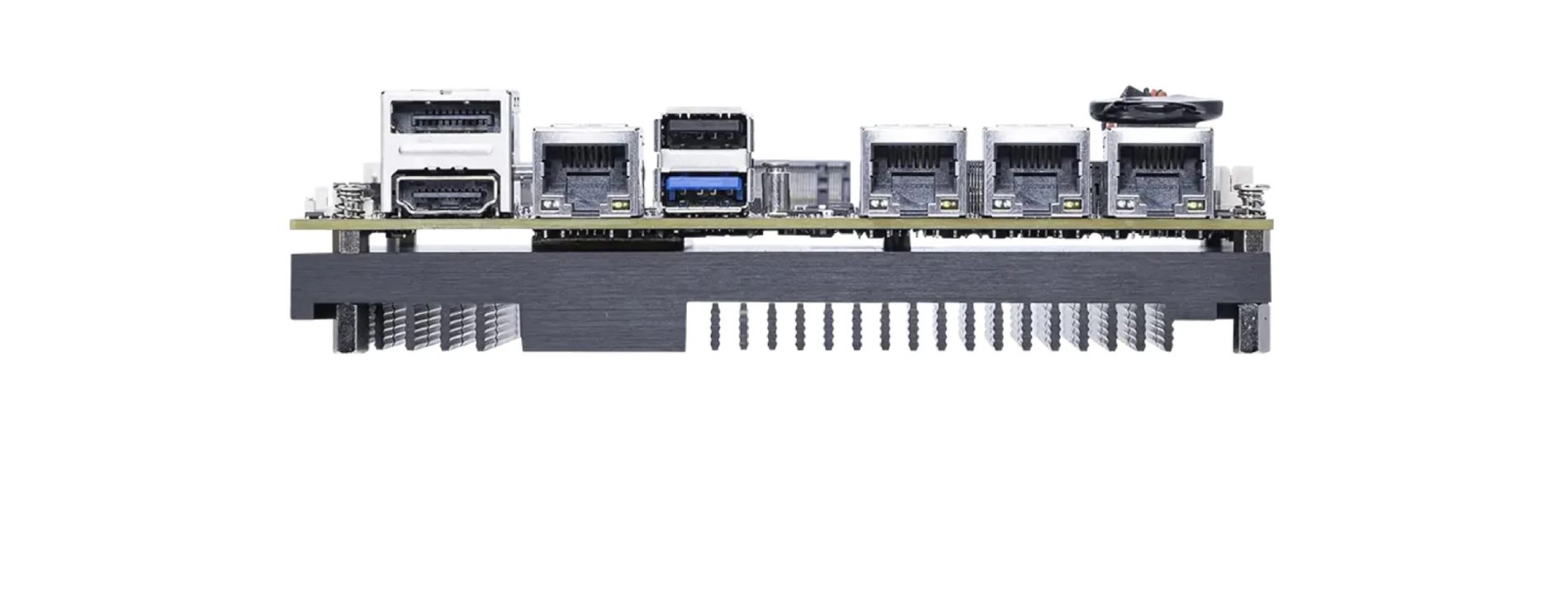 Vue latérale de la connectivité du mini-PC MSI SBC montrant les ports HDMI, DisplayPort, plusieurs ports USB et trois ports réseau Ethernet RJ45 sur un châssis avec dissipateur thermique à ailettes.