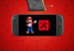 Illustration d'une console Nintendo Switch affichant une icône de maintenance et Mario, surmontée d'une batterie lithium-ion de remplacement sur fond rouge texturé de symboles Nintendo.