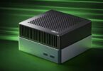 Mini PC industriel Firefly AIBOX-K3 boîtier aluminium noir et argent, capot supérieur perforé hexagonal, port USB Type-C et console en façade, fond vert lumineux, edge AI RISC-V SpacemiT K3 60 TOPS.