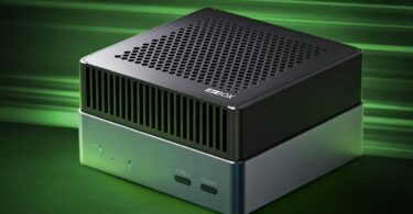 Mini PC industriel Firefly AIBOX-K3 boîtier aluminium noir et argent, capot supérieur perforé hexagonal, port USB Type-C et console en façade, fond vert lumineux, edge AI RISC-V SpacemiT K3 60 TOPS.