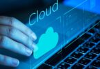 Représentation conceptuelle du stockage cloud avec interface holographique affichant des métriques de données sur un ordinateur portable, illustrant la pression de l'inférence IA sur les infrastructures.