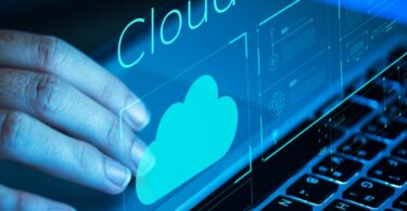 Représentation conceptuelle du stockage cloud avec interface holographique affichant des métriques de données sur un ordinateur portable, illustrant la pression de l'inférence IA sur les infrastructures.