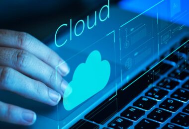 Représentation conceptuelle du stockage cloud avec interface holographique affichant des métriques de données sur un ordinateur portable, illustrant la pression de l'inférence IA sur les infrastructures.